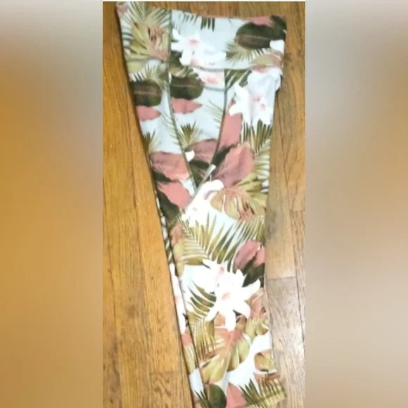 🌸🌴👟EUC Old Navy Active Tropical Floral Cropped Yoga Pants MED - Picture 3 of 6